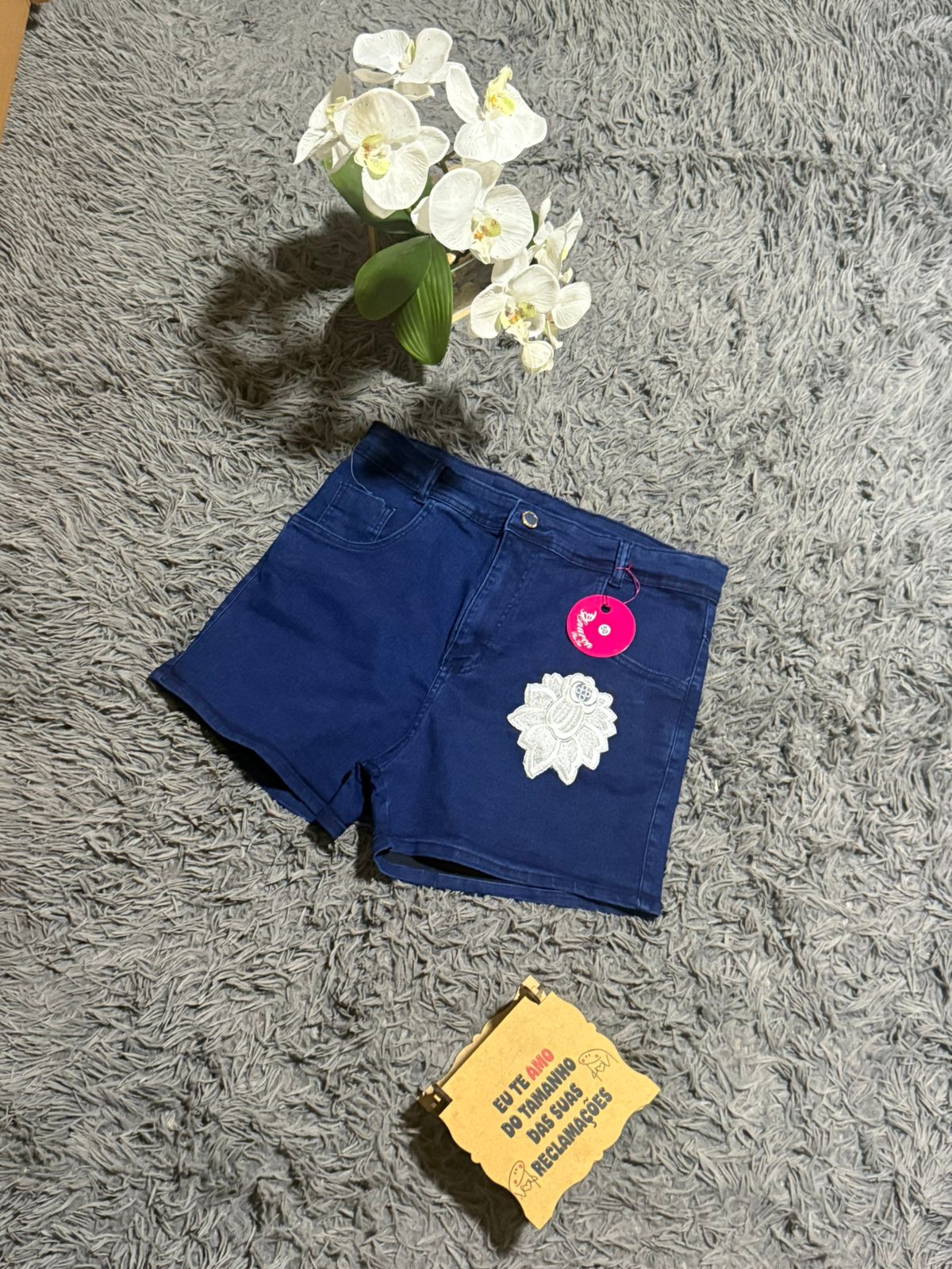 Short Plus Size Jeans com Flor no Bolso